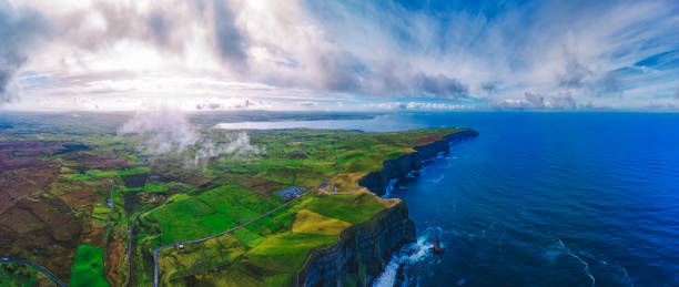 vista aérea das falésias da irlanda moher - republic of ireland cliffs of moher panoramic cliff - fotografias e filmes do acervo