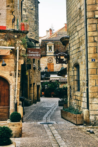 Sarlat la Caneda, Dordogne region, France Rue Alberic Cahuet in the town of Sarlat La Caneda in the Dordogne region of France. sarlat la caneda stock pictures, royalty-free photos & images