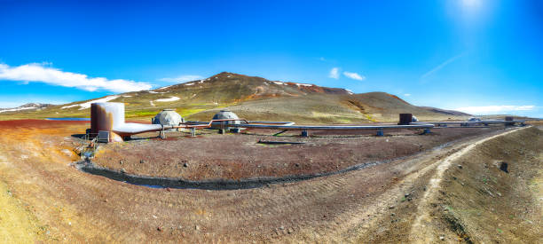 地熱発電所とパイプを持つアイスランドの風景 - iceland hot spring geothermal power station geyser ストックフォトと画像