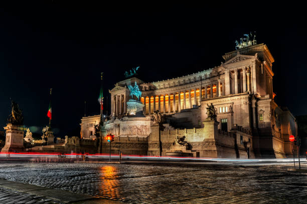 ołtarz ojczyzny w nocy w rzymie - vittorio emanuele monument zdjęcia i obrazy z banku zdjęć