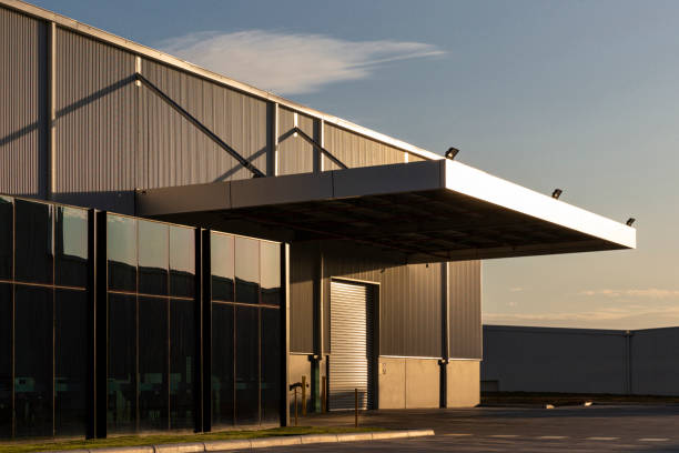 industrial office & warehouse architecture skąpany w popołudniowym świetle - sky business warehouse window zdjęcia i obrazy z banku zdjęć