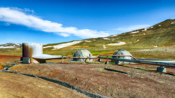isländische landschaft mit geothermiekraftwerk und rohren - iceland hot spring geothermal power station geyser stock-fotos und bilder