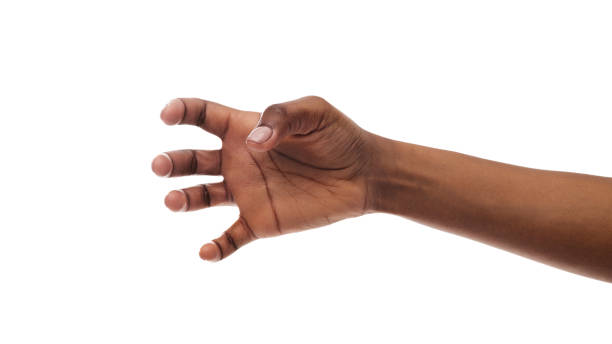 la main de la femme d'afro saisissant quelque chose invisible sur le fond blanc - human hand reaching black white photos et images de collection