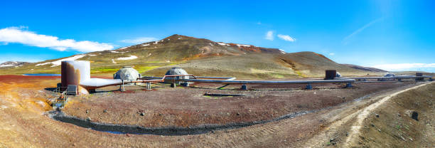 isländische landschaft mit geothermiekraftwerk und rohr - iceland hot spring geothermal power station geyser stock-fotos und bilder