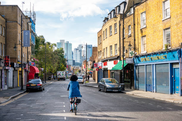 ciclista en hoxton, londres - hackney fotografías e imágenes de stock