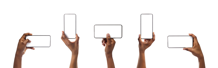 Conjunto de manos de mujer negra sosteniendo el teléfono inteligente con pantalla en blanco photo