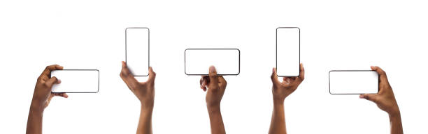 set di mani di donna nera che tengono lo smartphone con schermo vuoto - horizontal foto e immagini stock