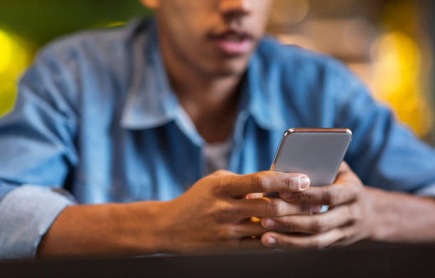 foto recortada de hombre negro en ropa causal usando el teléfono celular - application software telephone social media smart phone fotografías e imágenes de stock