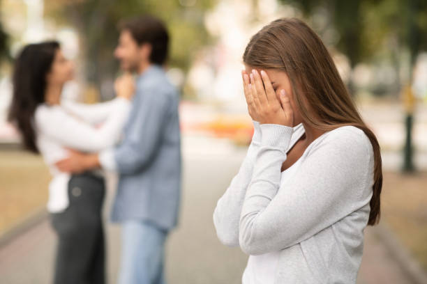 mujer molesta llorando, viendo a su novio con otra chica - deshonestidad fotos fotografías e imágenes de stock