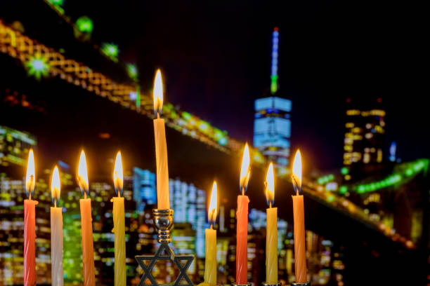 밝게 빛나는 하누카 메노라 얕은 깊이의 필드 브루클린 다리 밤 - hanukkah menorah candle judaism 뉴스 사진 이미지