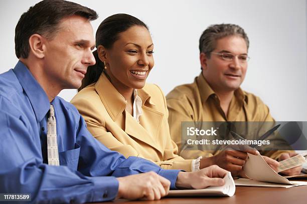 Foto de Reunião De Negócios Com Consultor E Empresários e mais fotos de stock de Acordo - Acordo, Adulto, Autoconfiança