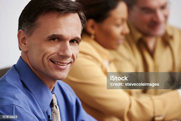 Retrato De Hombre De Negocios En Reunión De Negocios Foto de stock y más banco de imágenes de Acuerdo