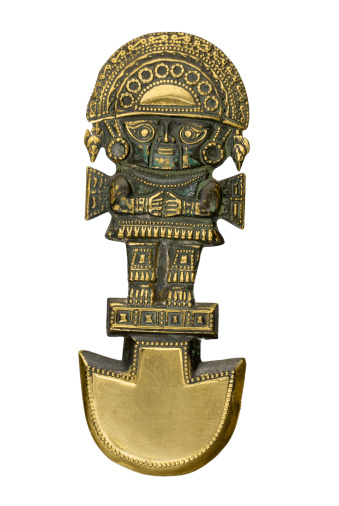 ceremonial peruano antiguo cuchillo aislado sobre fondo blanco photo