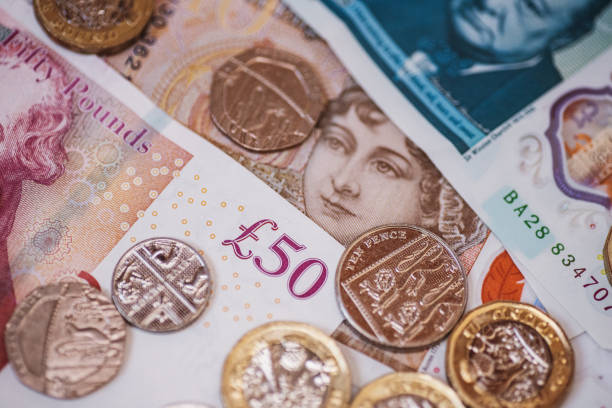 영국 파운드 (gbp) 동전과 지폐 - one pound coin british currency coin paper currency 뉴스 사진 이미지