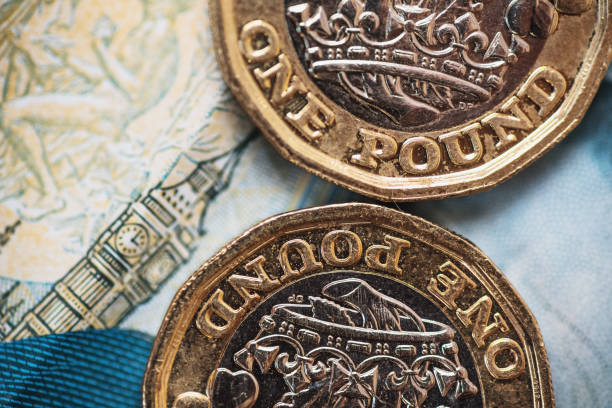 detail einer ein-pfund-münze (gbp) - heap currency british pounds stack stock-fotos und bilder
