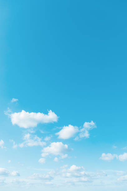 fondo azul del cielo con nubes cúmulos - cielo despejado fotografías e imágenes de stock
