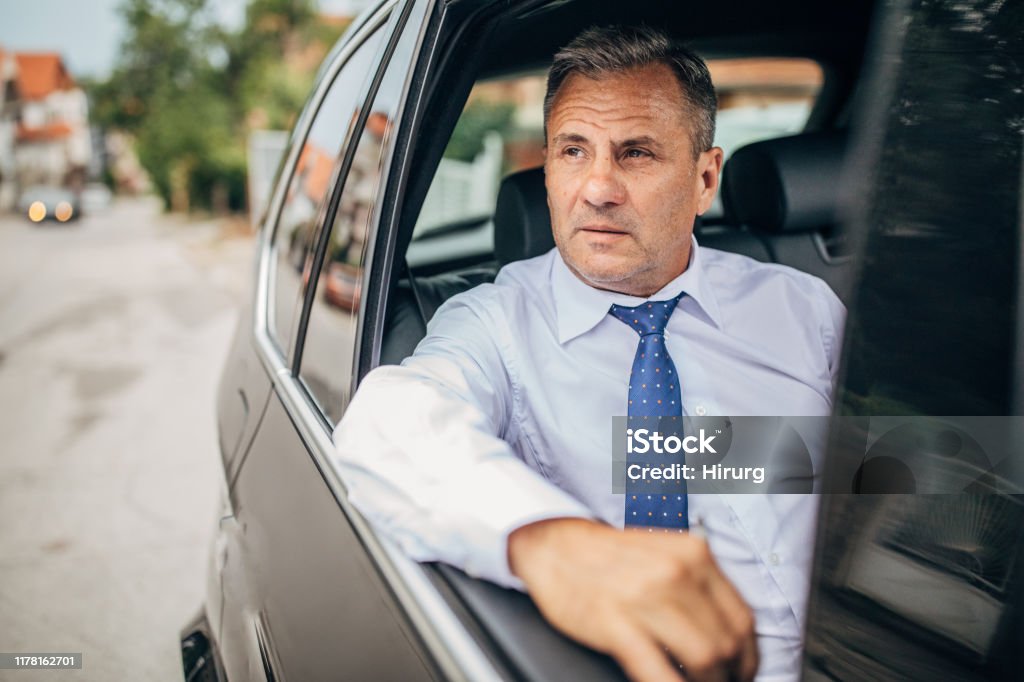 Arabada sürüş kıdemli işadamı - Royalty-free Adamlar Stok görsel Arabada sürüş kıdemli işadamı - Royalty-free Adamlar Stok görsel