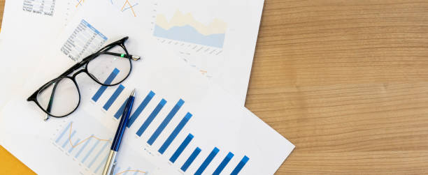 da vicino vista dall'alto del grafico statistico e del rapporto riepilogativo del grafico con penna e occhiali sul tavolo di legno per mostrare il profitto dell'azienda nell'evento dell'incontro in sala conferenze, concetto di strategia finanziaria e di ma - graph business pencil prognosis foto e immagini stock