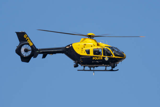 런던 히드로 공항에서 비행하는 메트로폴리탄 경찰 유로콥터 ec-135 헬리콥터 - police helicopter 뉴스 사진 이미지