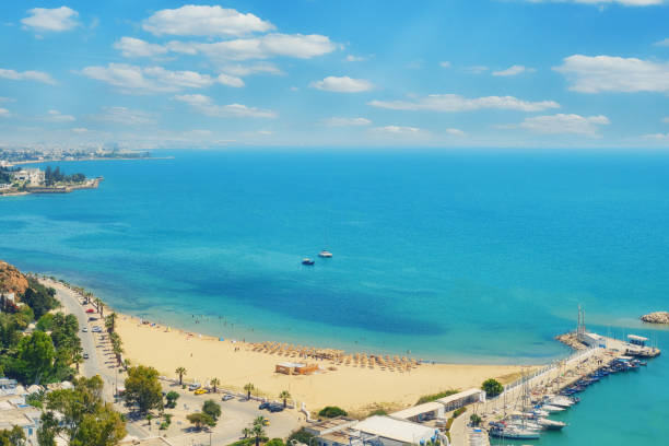 море, пляж, порт с яхтами и вид на город в сиди бу сказал, средиземноморье, тунис - tunisia стоковые фото и изображения
