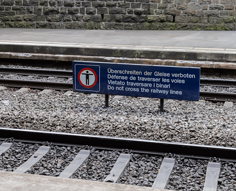 Photo libre de droit de Traverser Les Voies Interdites Panneau