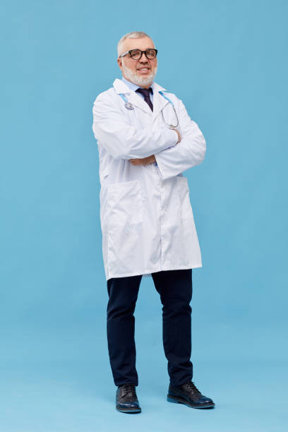 médico maduro masculino en capa blanca - scientist lab coat doctor male fotografías e imágenes de stock
