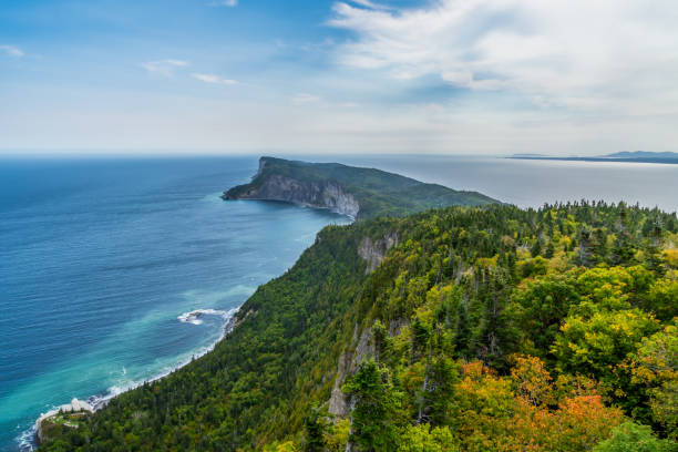 blick auf den forillon-nationalpark vom aussichtsfeld mont-saint-alban (kanada, quebec, gaspésie) - lawrence quebec canada north america stock-fotos und bilder