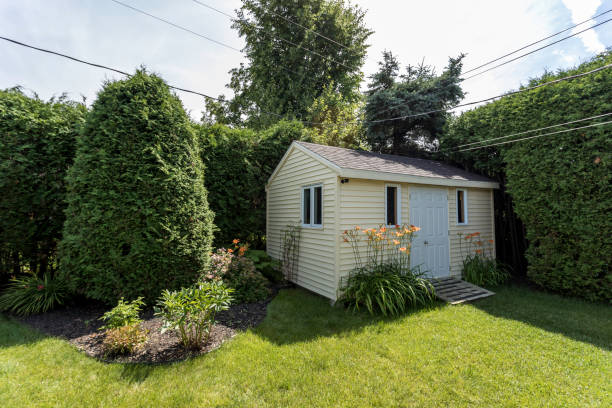 beautiful bungalow backyard in residential district - shed imagens e fotografias de stock