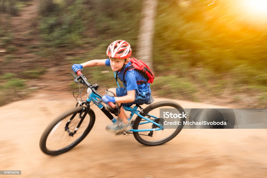 liberaal Psychologisch Knop Speedy 7 Year Old Riding A Mountain Bike Stock Photo - Download Image Now -  Boys, Mountain Bike, 6-7 Years - iStock