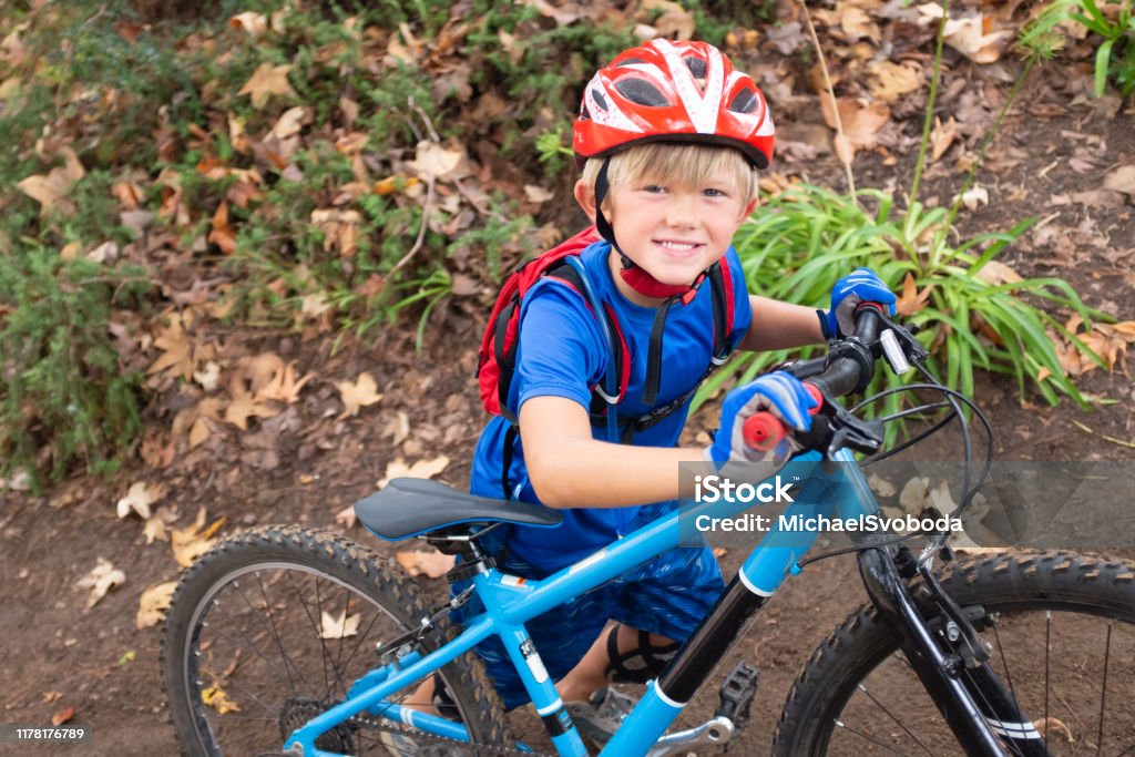 trechter Beperkingen Hijsen 7 Year Old Riding Pushing A Mountain Bike Up A Hill With A Big Smile Stock  Photo - Download Image Now - iStock