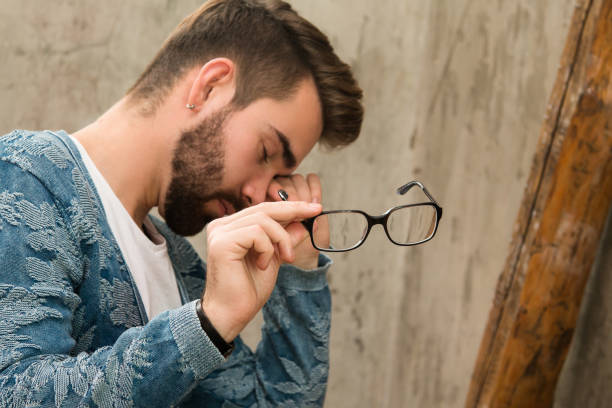 uomo con gli occhi stanchi dopo un lungo lavoro - human eye tired rubbing businessman foto e immagini stock