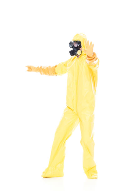 Full length / one person of 20-29 years old adult handsome people / slim caucasian male / young men in front of white background wearing protective workwear / gas mask / mask - disguise / radiation protection suit / protective suit who is looking / imagination and touching / showing reaching who is searching / radioactive contamination longitud completa / una persona de 20-29 años de edad adulto guapo personas / hombre caucásico delgado / hombres jóvenes delante de fondo blanco usando ropa de trabajo protectora / máscara de gas / máscara - disfraz / traje de protección contra la ra
