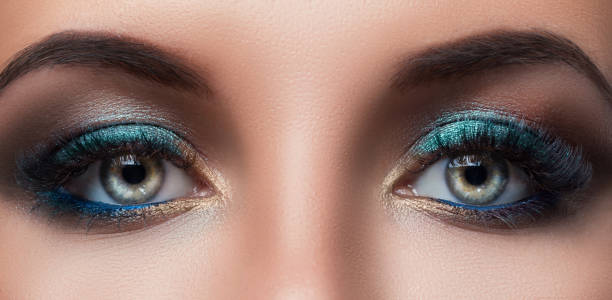 ojos femeninos con hermoso maquillaje - glitter make up eyelash human face fotografías e imágenes de stock