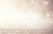 キラキラヴィンテージライト抽象的な背景新年の休日。シルバーとホワイト、コピースペース。