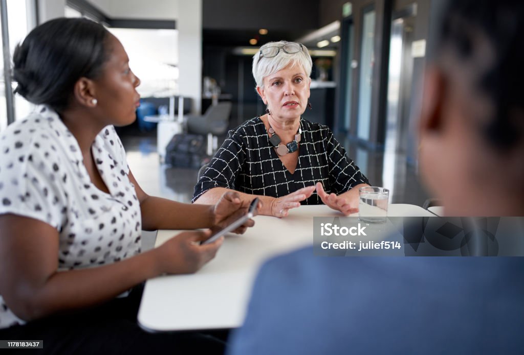 Ehrliche Aufnahme von professionellen elegant reifen weiblichen Chef Treffen mit multiethnischen Geschäftsleuten und Geschäftsfrauen - Lizenzfrei Alter Erwachsener Stock-Foto