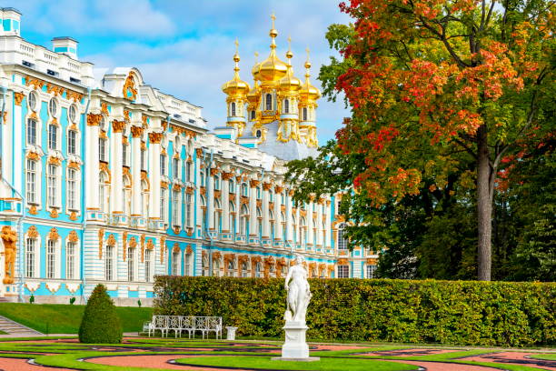 palazzo di caterina e parco in autunno, tsarskoe selo (pushkin), san pietroburgo, russia - palazzo di caterina foto e immagini stock