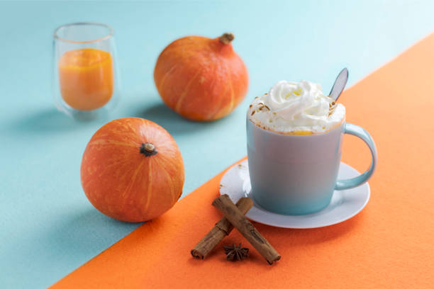 クリーンでモダンなホ�ットパンプキンスパイスドリンク - latté pumpkin spice coffee ストックフォトと画像