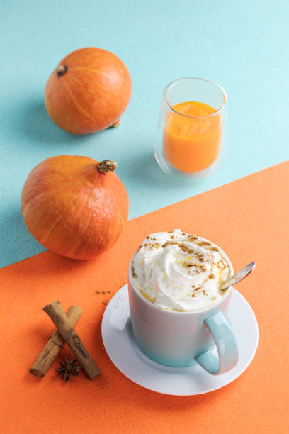 モダンなレイアウト、ホットパンプキンラテとホイップクリームドリンク - latté pumpkin spice coffee ストックフォトと画像
