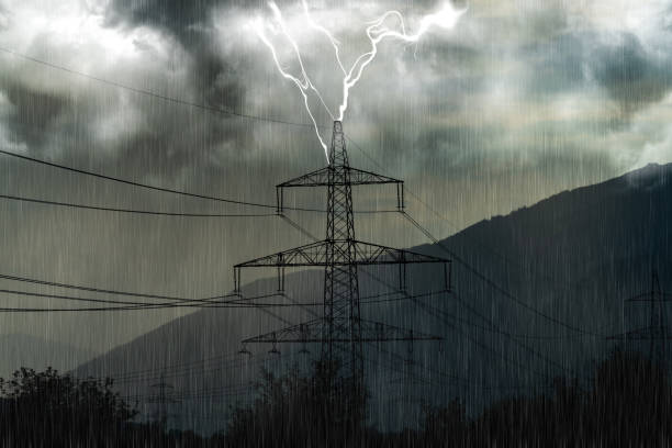 blitz schlägt in einen hochspannungsturm in den bergen ein - valley storm thunderstorm mountain stock-fotos und bilder