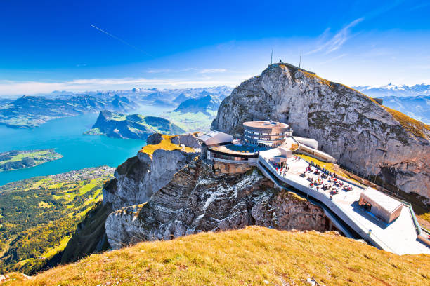 pic de montagne de pilatus kulm et vue de lac de lucerne - helvetia photos et images de collection