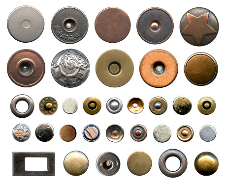 Conjunto de diferentes botones metálicos y remaches. Accesorios fushion vintage de primer plano aislados sobre un fondo blanco. Denim culcure estilo moderno photo