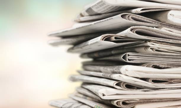新聞。 - stack of newspapers 写真 ストックフォトと画像