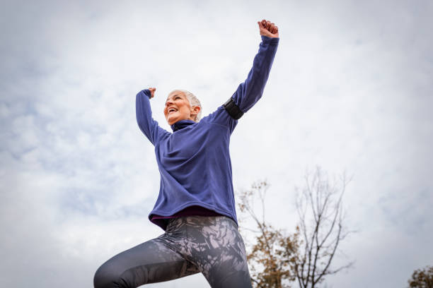 le ciel est la limite - senior adult outdoors wellbeing sky photos et images de collection