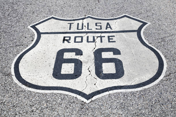 signe de route 66 à tulsa, oklahoma - route 66 road number 66 highway photos et images de collection