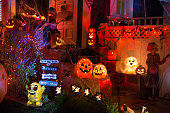 街の通りでハロウィーンの夜にハロウィーンのカボチャとハロウィーンの装飾と家。お菓子をくれないといたずらするよ。