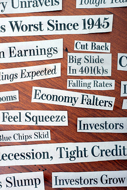 grande recessione, i titoli-crisi finanziaria ritagli di giornale - home finances recession newspaper finance foto e immagini stock