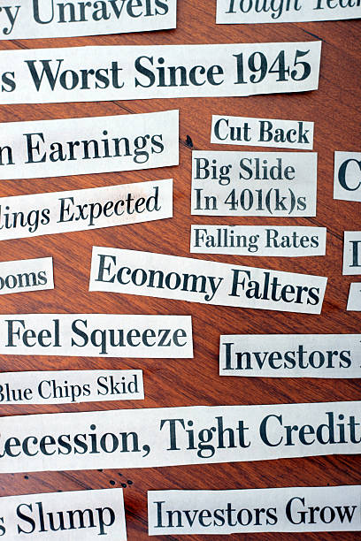 great recesji nagłówki-gazeta clippings kryzysu finansowego - home finances recession newspaper finance zdjęcia i obrazy z banku zdjęć