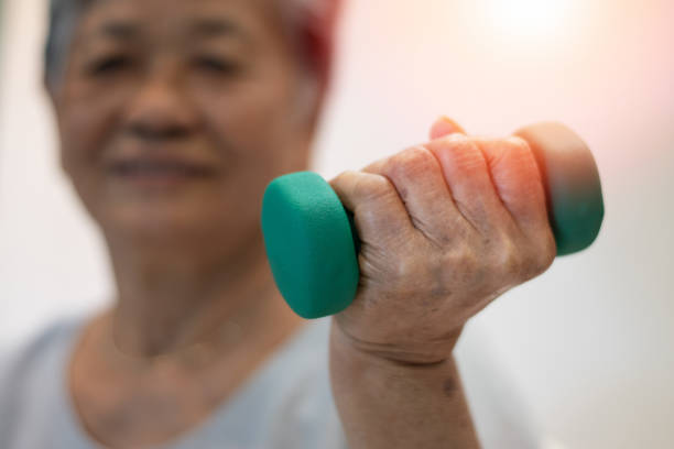 senior ältere asia frau hand halten hantel in physiotherapie sitzung. gesundes altes konzept. - 40 weeks stock-fotos und bilder