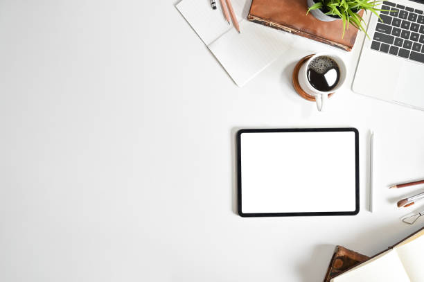 mockup digital tablet on office desk with copy space top view table. - black pencil fotos imagens e fotografias de stock