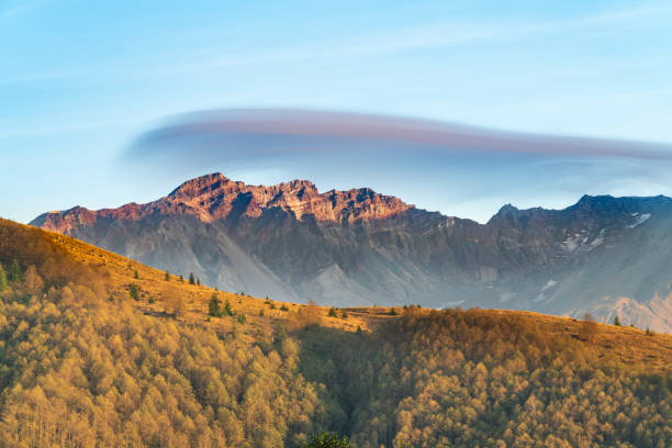 istock Sunset Clouds and Pink Skies At Mount Saint Helens 1178253016